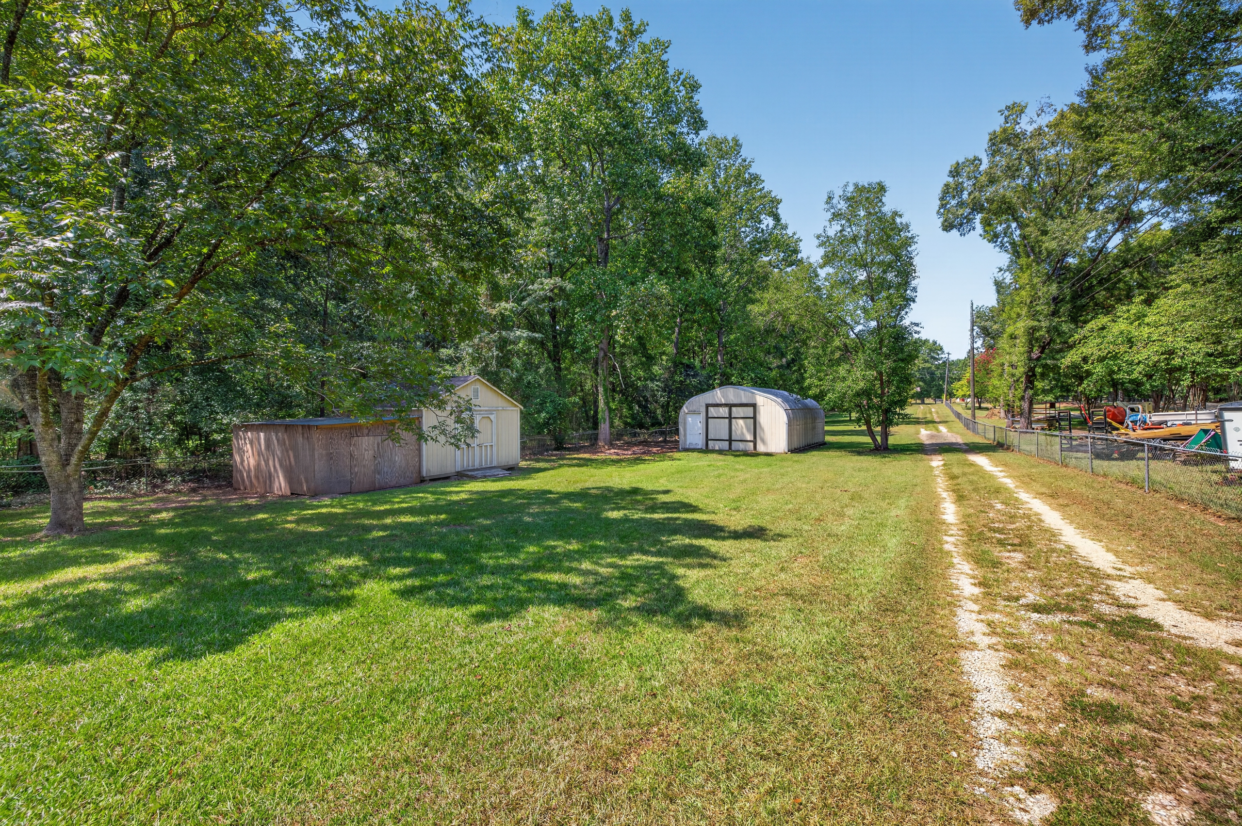 Driveway approach and outbuildings at 274 S Steel Bridge Rd
